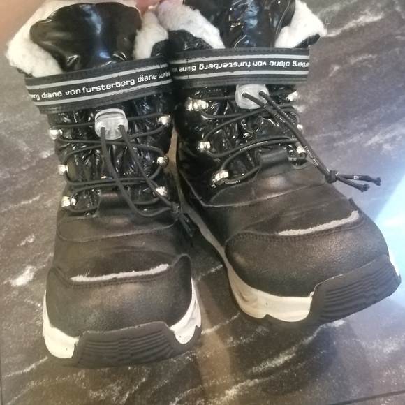 Little girl water proof winter boots with fleece lining size 12 - Picture 4 of 8